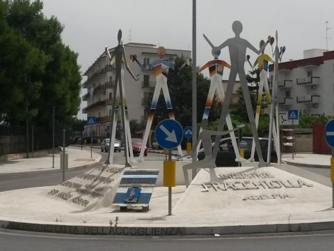 Mosaici e sculture: a Valenzano le rotatorie diventano artistiche